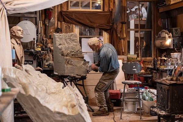 Les Artistes Contemporains Qui Puisent Leur Inspiration De Leur Terre Natale: Un Hommage à la Créativité Locale